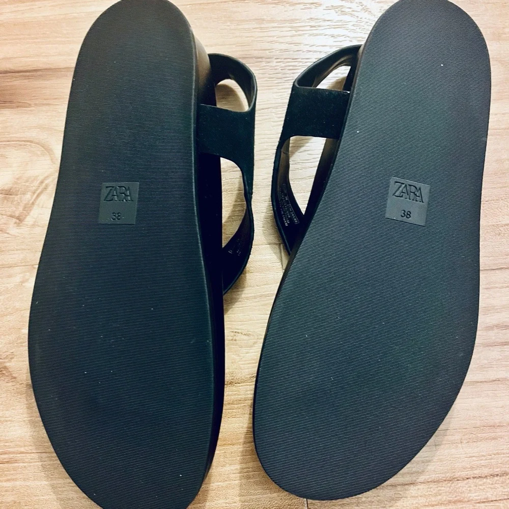 Zara Black Sandals with Toe-Loop Design - Picture 3 of 7